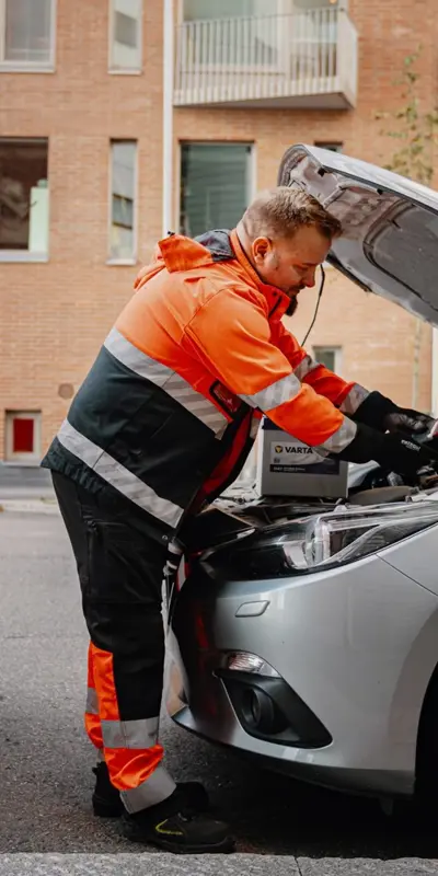 Mechanic and the car